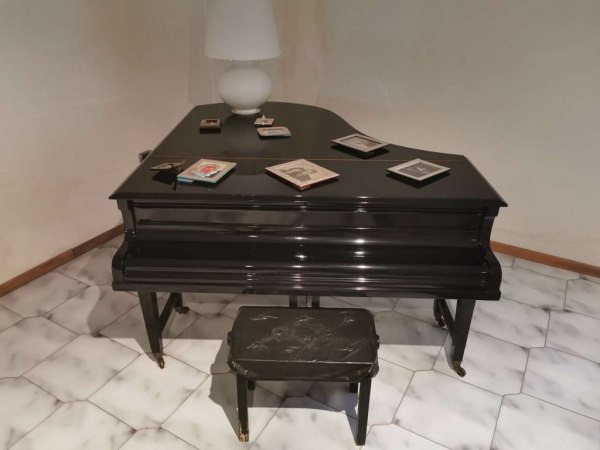 Grand pianos  - Various furniture and equipment - Bank. 54/2016 - Napoli Nord L.C. - Sale 5