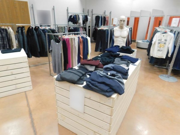 Clothing trade - Brand, machinery and equipment - Bank. 162/2019 - Vicenza L.C. - Sale 3