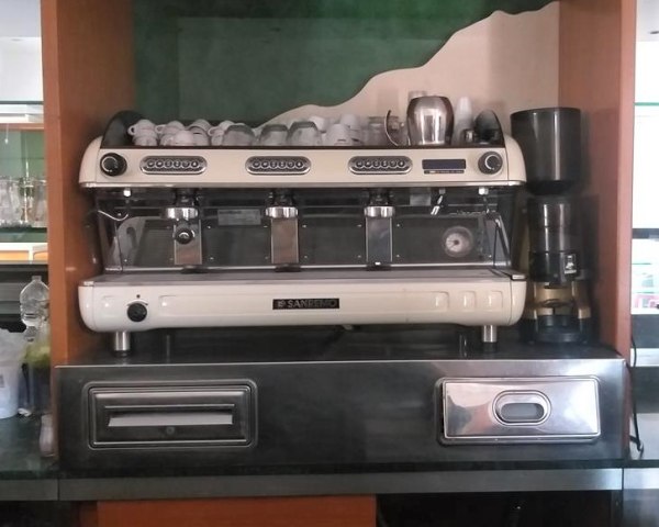 Coffee machine and fridge display cabinets - Cash registers - Bank. 01/2021 - Civitavecchia Law Court-Sale 2