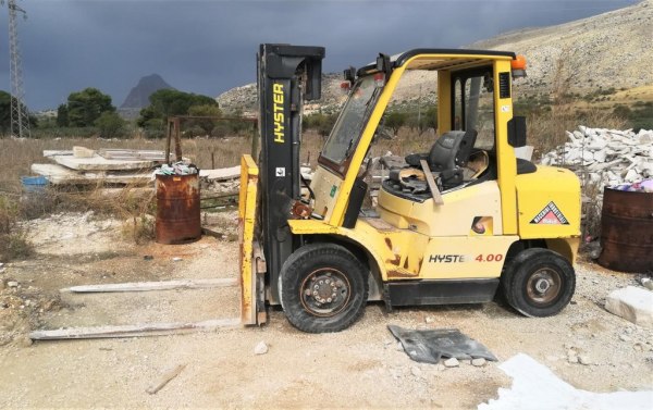 Excavator and Forklift - Marble Slabs and Equipment - Bank. n. 8/2021 - Trapani Law Court