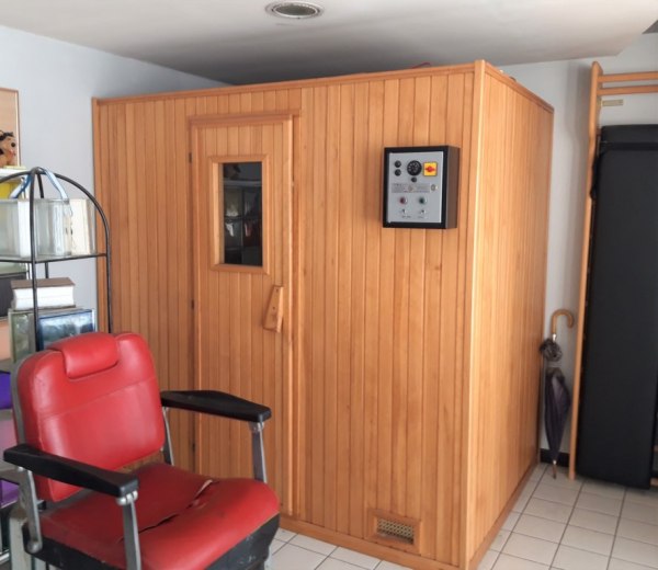 Vasca idromassaggio e sauna - Cucina "Palazzetti" e porta in legno - Esec. Mob. n.1076/2021 - Trib. di Latina - Vendita 3