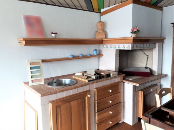 Vasca idromassaggio e sauna - Cucina "Palazzetti" e porta in legno - Esec. Mob. n.1076/2021 - Trib. di Latina - Vendita 3