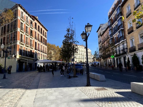Locale commerciale e appartamento a Madrid - Spagna - Trib. N.5 di Madrid
