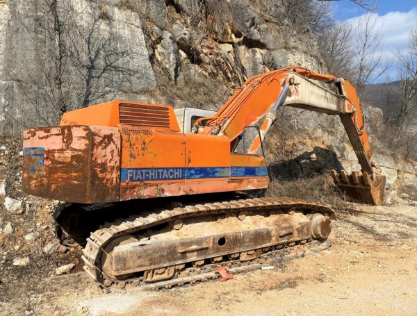 Earth moving vehicles - Range Rover Evoque and Renault Kangoo - Bank. 175/2019 - Vicenza L. C. 