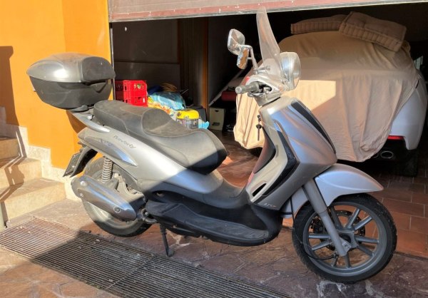 Defibrillators, Piaggio Scooters - Office furniture - Bank. 157/2020 - Verona L.C. - Sale 2