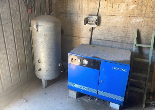 Concrete testing equipment - Compressor and office furniture - Bank.64/2019 - Siracusa L.C. - Sale 5