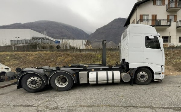 Volvo FH12 road tractor - Bank. 404/2020 - Milan Law Court