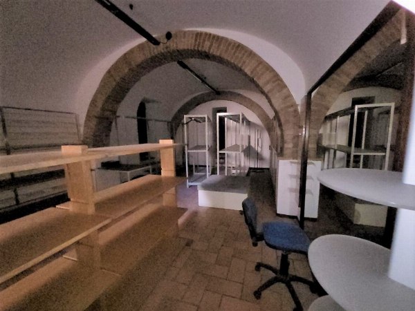 Scaffalature e arredi negozio - C.P. 12/2018 - Tribunale di Spoleto - Vendita 4