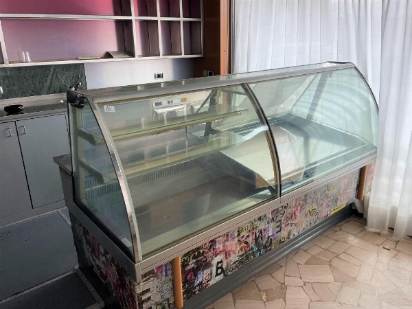 Bar/Ice Cream Parlor - Furniture and Equipment - Bank. 30/2022 - Trento L.C. 