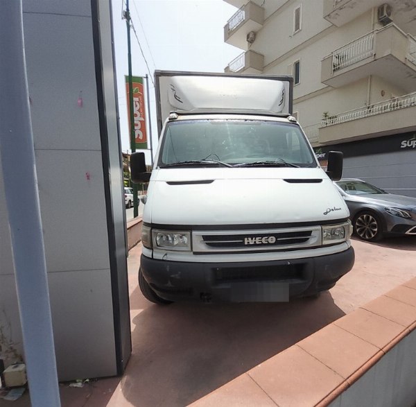 Arredi e attrezzature per supermercato - Furgone IVECO - Liquidazione Giudiziale n. 46/2023 - Trib. di Napoli Nord - Vendita 2