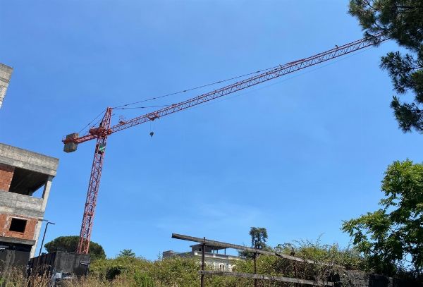 Tower crane, prefabricated office building - Mariner Mercury outboard engine  - Jud. Liq. 7/2022 - Catania L.C. - Sale 2