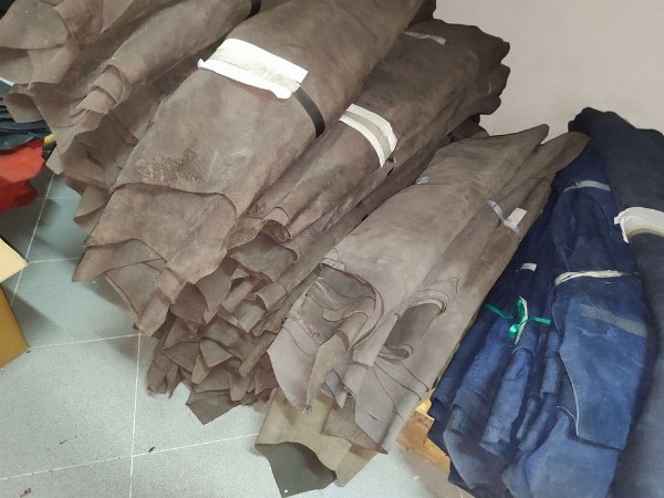 Rotoli di pellame - Scaffalature e attrezzature - Liquidazione Giudiziale n. 59/2023 - Tribunale di Napoli Nord