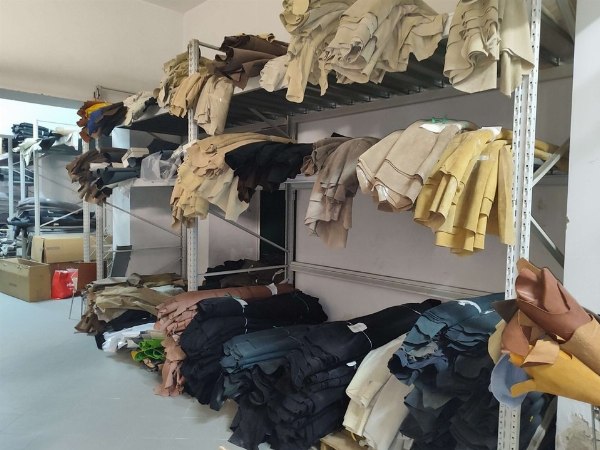Rotoli di pellame - Scaffalature e attrezzature - Liquidazione Giudiziale n. 59/2023 - Tribunale di Napoli Nord