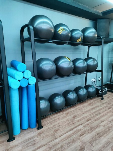 Attrezzature e materiali per centro sportivo e veicolo Smart - Vigo
