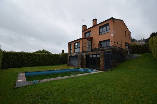 Local in Santiago and Chalet in Bergondo - Court N.1 of A Coruña