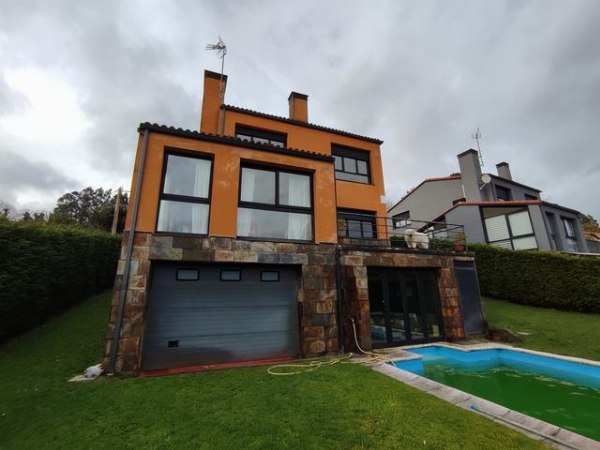 Local in Santiago and Chalet in Bergondo - Court N.1 of A Coruña