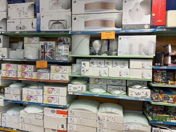 Artigos para casa, papelaria e brinquedos - Estantes de exposição - RGNR 506/2017-RG Gip. 17/2023 - Tribunal de Vibo Valentia