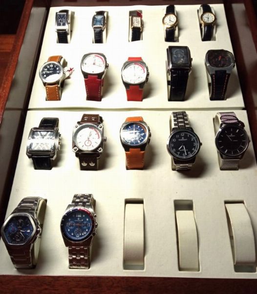 Jewelry: earrings and watches at auction Seiko and Kronos Montblanc items - Court No. 1 of La Coru&ntilde;a