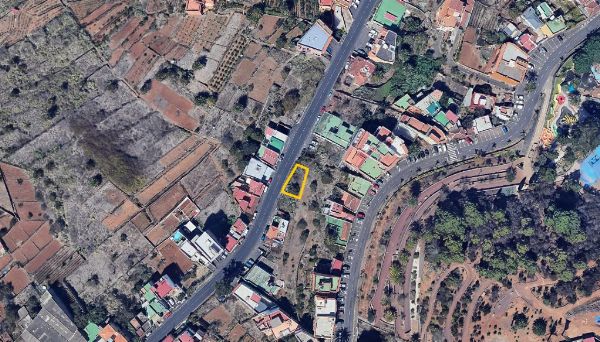 Saltoki komertzial bat eta Santa Cruz de Tenerifeko lurralde urbano desberdinak - Merkataritzako Epaitegia N� 1, Santa Cruz de Tenerife-n
