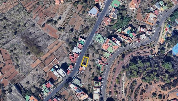 Saltoki komertzial bat eta Santa Cruz de Tenerifeko lurralde urbano desberdinak - Merkataritzako Epaitegia N� 1, Santa Cruz de Tenerife-n