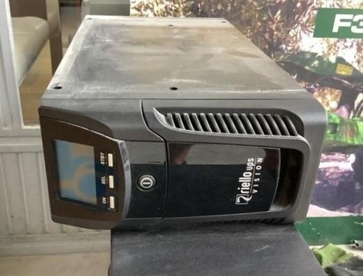 N. 2 bärbara datorer HP, servrar och UPS - utrustning från leasing