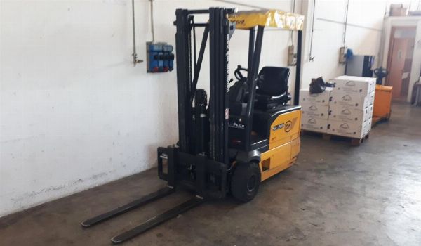 Carrello elevatore OM, lavapavimenti e spazzatrice e arredi e attrezzature per ufficio - Liquidazione Giudiziale 63/2024 - Tribunale di Vicenza
