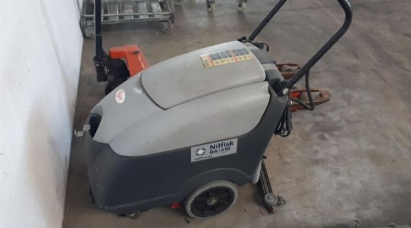 Carrello elevatore OM, lavapavimenti e spazzatrice e arredi e attrezzature per ufficio - Liquidazione Giudiziale 63/2024 - Tribunale di Vicenza