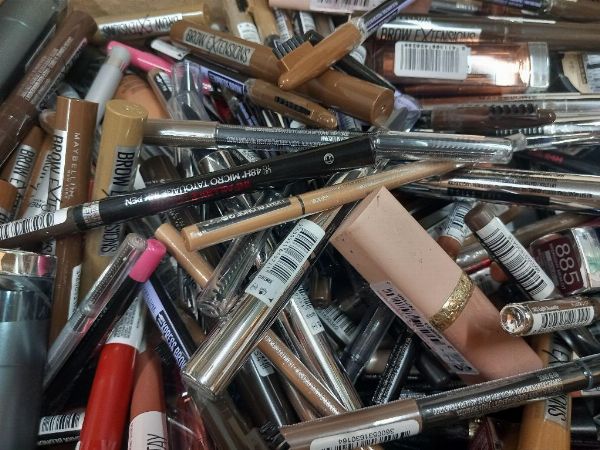 Prodotti di cosmetica, due veicoli e mobili e attrezzature informatiche a Las Palmas - Tribunale del Commercio N°1 di Gran Canaria