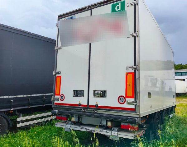 Remork frigorifer Austeras Trade 18B04A me sponda ngarkimi - mallra instrumentale nga leasing
