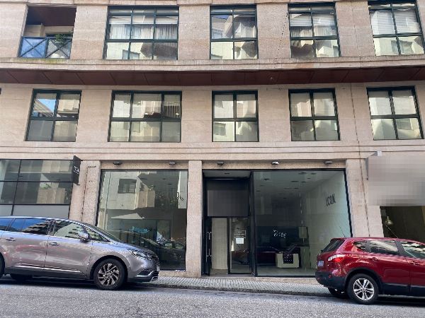 Due abitazioni e sette locali commerciali distribuiti in due blocchi - Tribunale di commercio N°3 di Pontevedra