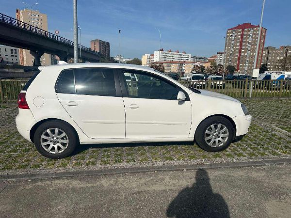 Volkswagen Golf farartæki í A Coruña - Dómstóll verslunar N. 2 í A Coruña