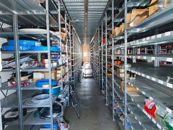 Entrepôt de quincaillerie - Mobilier de bureau et logistique - Faillite n.16/2019 - Tribunal de Terni