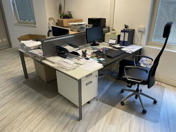 Caminhão Scania e Semirreboques - Mobili e eletrônicos para escritório - Liquidação Judicial 10/2025 - Tribunal de Bolzano