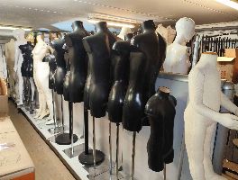 Winkelinrichting en schappenstellingen, - Ski-slijpmachine, - Etalagepoppen en diverse apparatuur