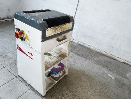 Winkelinrichting en schappenstellingen, - Ski-slijpmachine, - Etalagepoppen en diverse apparatuur