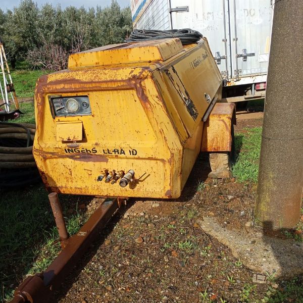 Tracteur agricole Massey Ferguson et équipements de terrassement - Vente Privée