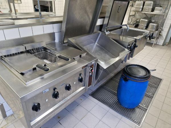 Attrezzature per la ristorazione all’asta: cucina mensa completa e arredi - Vendita Privata