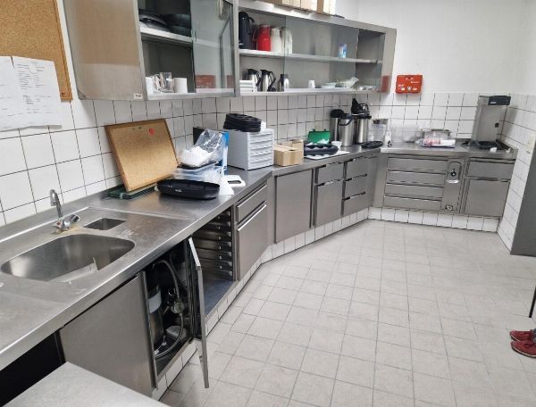 Attrezzature per la ristorazione all’asta: cucina mensa completa e arredi - Vendita Privata