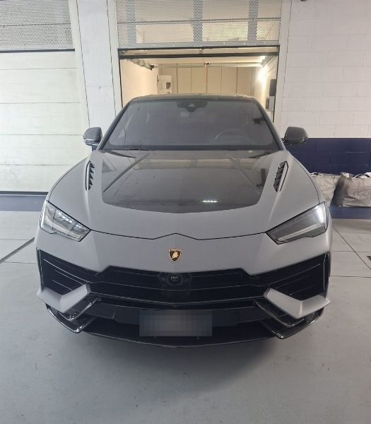 Auto all' asta: - Lamborghini Urus, Porsche Taycan, - Mercedes GLA e Furgone Ford