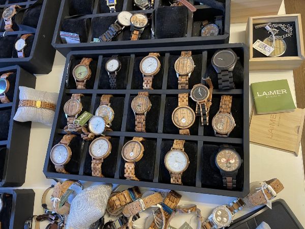 Zaloga ur, pa&scaron;čkov za Apple Watch in bižuterije &ndash; Razno pohi&scaron;tvo in pisarni&scaron;ko pohi&scaron;tvo &ndash; Sodni stečaj 35/2025 &ndash; Sodi&scaron;če v Bolzanu &ndash; Prodaja 2