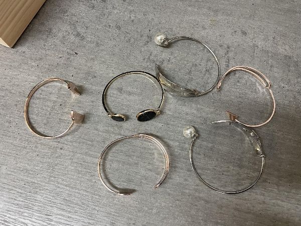 Zaloga ur, pa&scaron;čkov za Apple Watch in bižuterije &ndash; Razno pohi&scaron;tvo in pisarni&scaron;ko pohi&scaron;tvo &ndash; Sodni stečaj 35/2025 &ndash; Sodi&scaron;če v Bolzanu &ndash; Prodaja 2