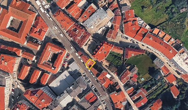 Cuatro viviendas y un local comercial en un mismo edificio, junto con tres suelos urbanos continuos, en Betanzos (A Coruña)- Juzgado de lo Mercantil Nº1 de A Coruña