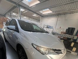 Peugeot 508 e Toyota Auris