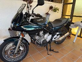 Zwei Fahrzeuge und ein Motorrad in Pontevedra 