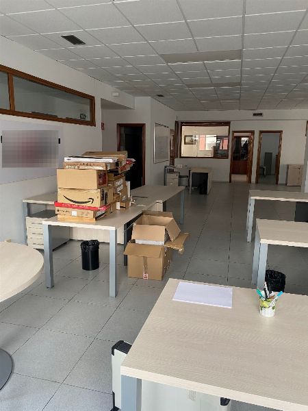 Irodab&uacute;torok &eacute;s informatikai eszk&ouml;z&ouml;k k&eacute;szlete &ndash; Madridi 8. sz&aacute;m&uacute; Kereskedelmi B&iacute;r&oacute;s&aacute;g