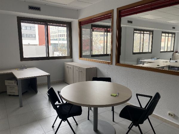 Irodab&uacute;torok &eacute;s informatikai eszk&ouml;z&ouml;k k&eacute;szlete &ndash; Madridi 8. sz&aacute;m&uacute; Kereskedelmi B&iacute;r&oacute;s&aacute;g