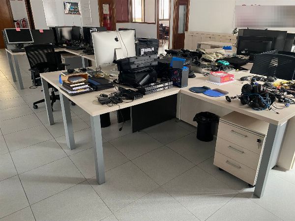 Комплет канцеларијског намештаја и рачунарске опреме – Трговински суд бр. 8 у Мадриду