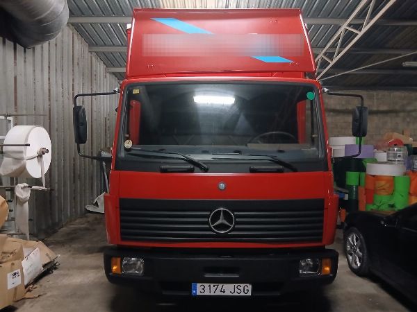 Un veicolo BMW e un furgone Mercedes Benz