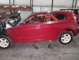 Un veicolo BMW e un furgone Mercedes Benz