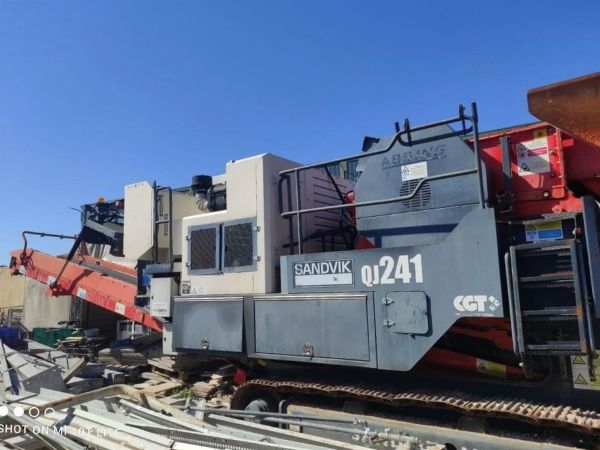 Escavatore cingolato Caterpillar 323 F LN - Frantoio mobile Sandvik QJ241 - Beni Strumentali da Leasing - Intrum Italy S.p.A - Vendita 2